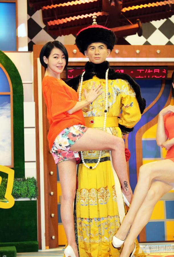 小S贴身抚摸吴奇隆蜡像豪放摸下体现场脸红心跳_图-1
