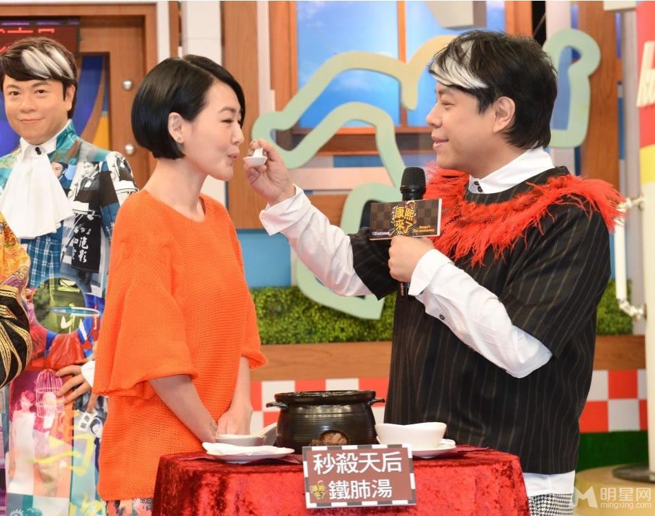 小S贴身抚摸吴奇隆蜡像豪放摸下体现场脸红心跳_图-4