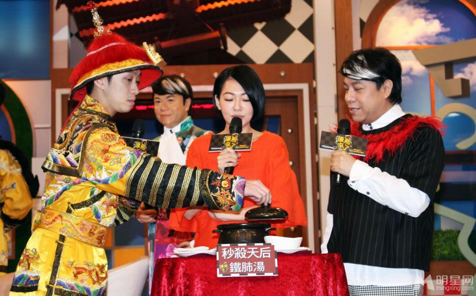 小S贴身抚摸吴奇隆蜡像豪放摸下体现场脸红心跳_图-7