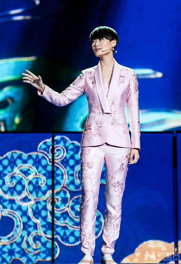 李宇春蜀绣成春晚最高价节目舞美效果震惊四座_图-2