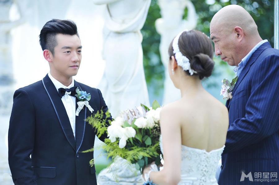 《咱们结婚吧》郑恺陈意涵婚纱写真_图-3