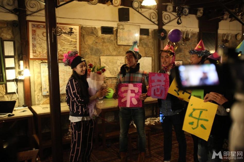 《花样姐姐》成员共同为宋茜庆生杨紫接替宋茜出演_图-1