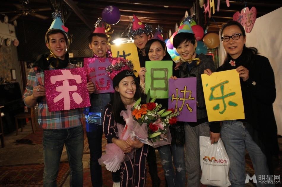 《花样姐姐》成员共同为宋茜庆生杨紫接替宋茜出演_图-4