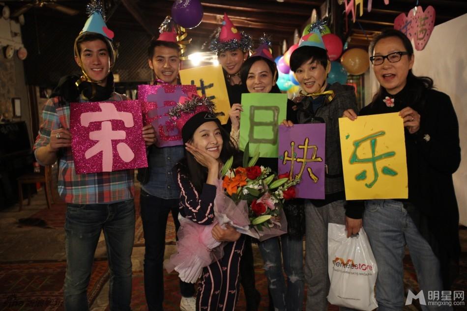 《花样姐姐》成员共同为宋茜庆生杨紫接替宋茜出演_图-2