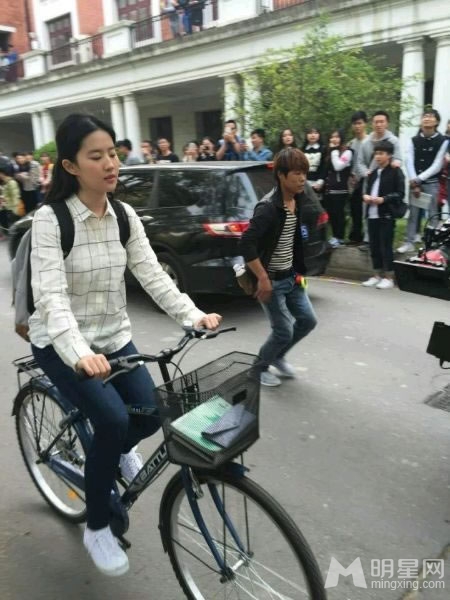 《致青春2》刘亦菲长发飘飘骑单车吴亦凡变身棒球少年_图-2