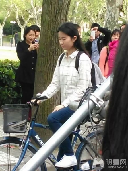 《致青春2》刘亦菲长发飘飘骑单车吴亦凡变身棒球少年_图-4