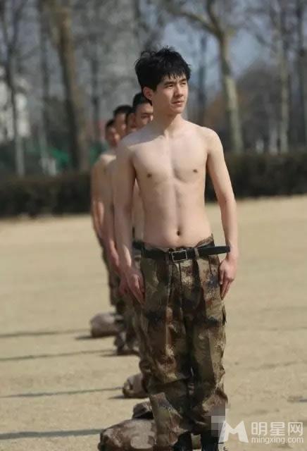 《真正男子汉》曝光半裸男子汉剧照杜海涛大肚出镜_图-4