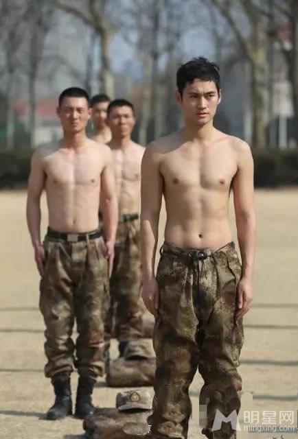 《真正男子汉》曝光半裸男子汉剧照杜海涛大肚出镜_图-3