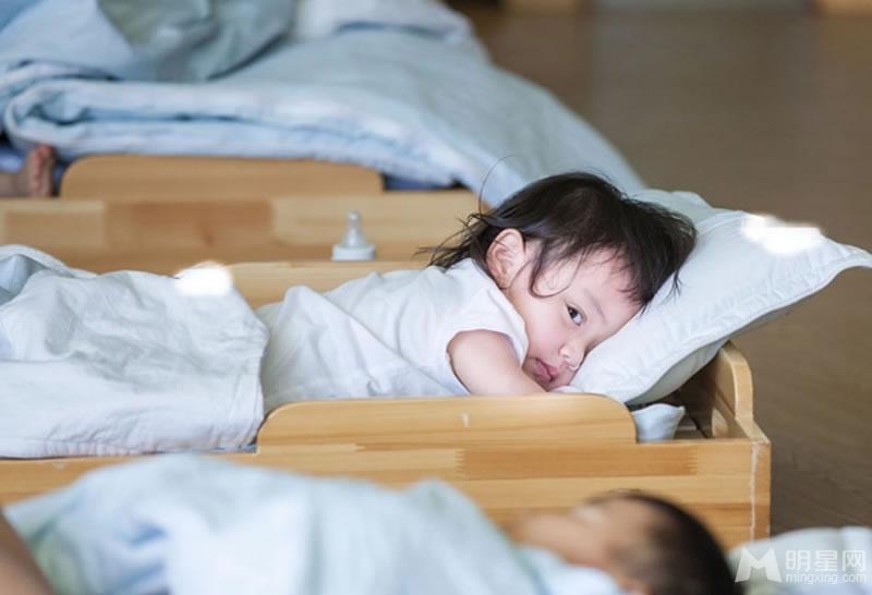 甜馨幼儿园未曝光剧照豪饮牛奶霸气侧漏_图-7