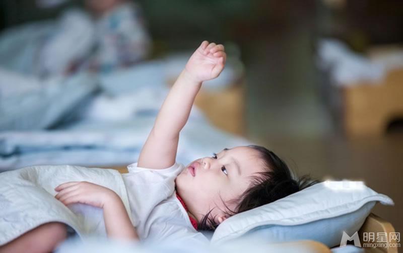 甜馨幼儿园未曝光剧照豪饮牛奶霸气侧漏_图-12