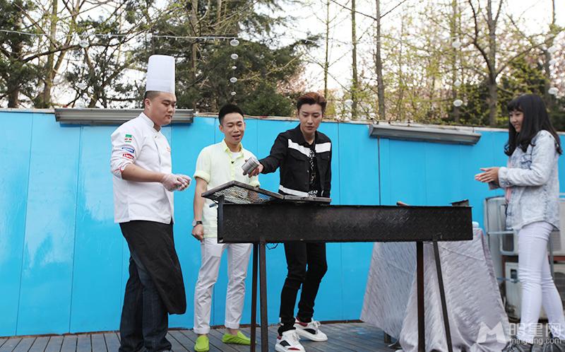 乔任梁《明星美食地图》欢喜登陆青岛帅气与粉丝亲密互动_图-2