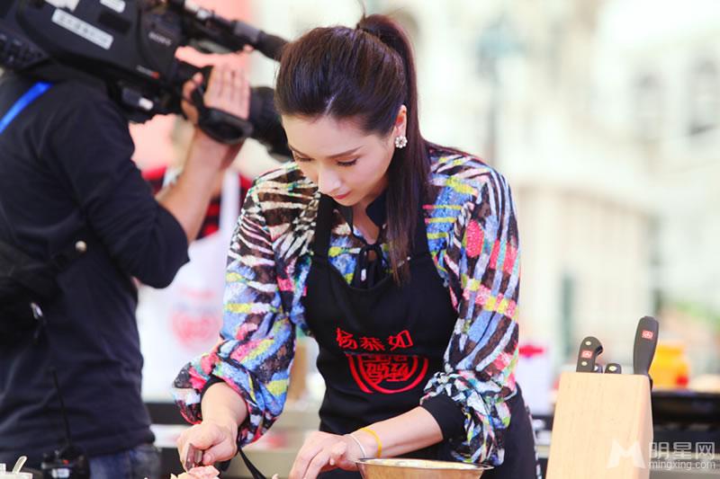 杨恭如《星厨驾到》踢馆成功女神瞬间变厨神_图-5