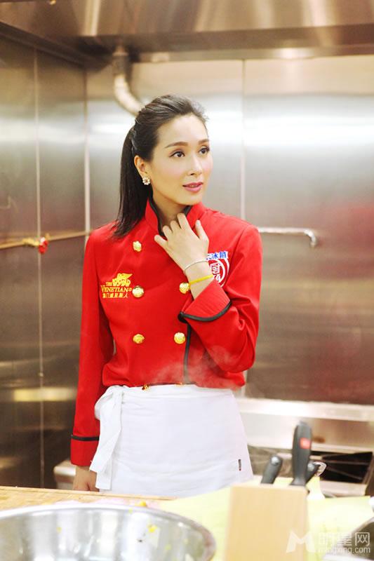 杨恭如《星厨驾到》踢馆成功女神瞬间变厨神_图-3