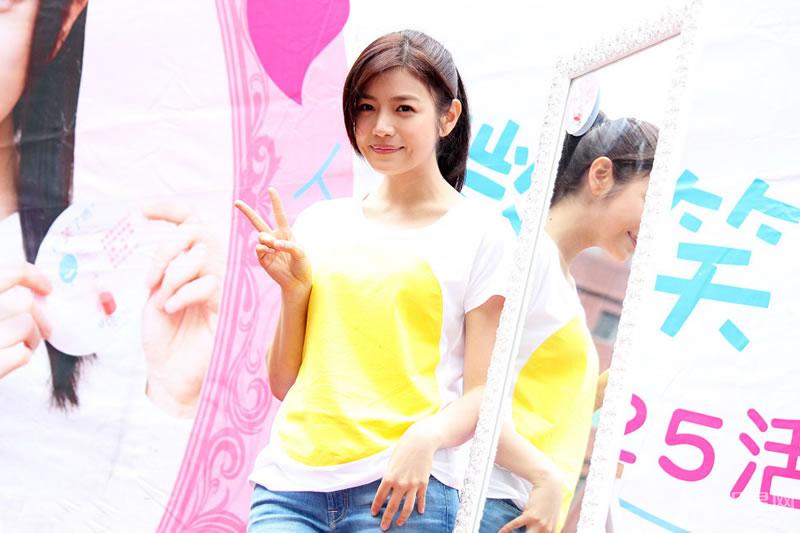 陈妍希清新亮相公益活动笑容甜美清新怡人_图-4