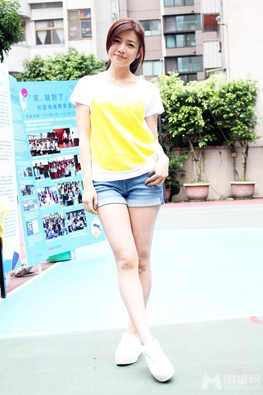陈妍希清新亮相公益活动笑容甜美清新怡人_图-7