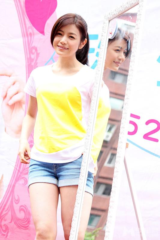 陈妍希清新亮相公益活动笑容甜美清新怡人_图-9
