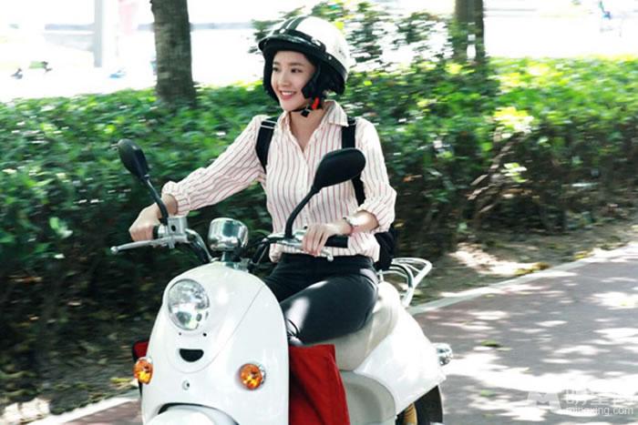 《抱着你是幸福的》剧照吴秀波爱萝莉上演激吻戏_图-1