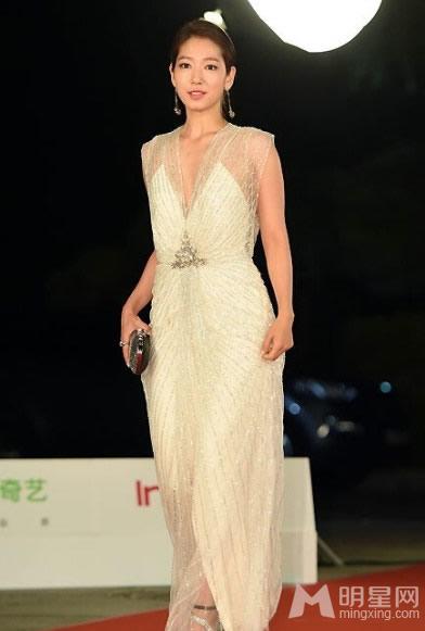 韩国女星红毯拼性感不顾身体生病也要露_图-19