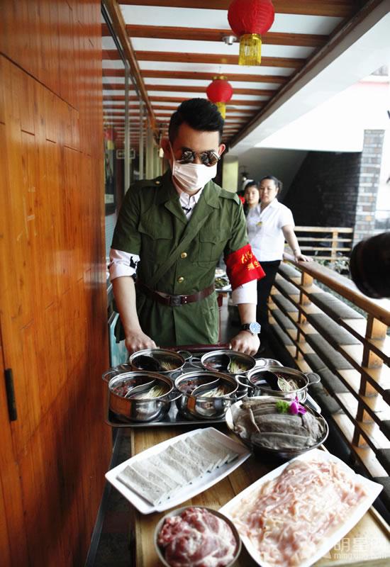 《明星美食地图》孙骁骁李响“情侣装”带你游重庆美食_图-4