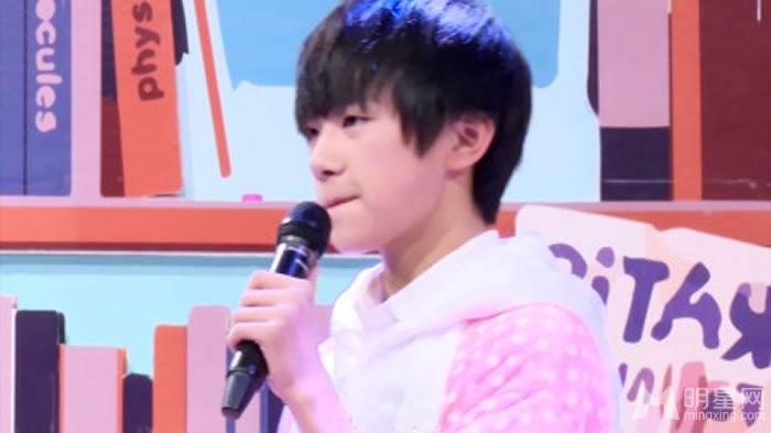 TFBOYS易烊千玺翻唱《红豆》现场_图-4