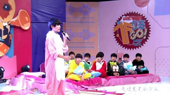 TFBOYS易烊千玺翻唱《红豆》现场_图-8