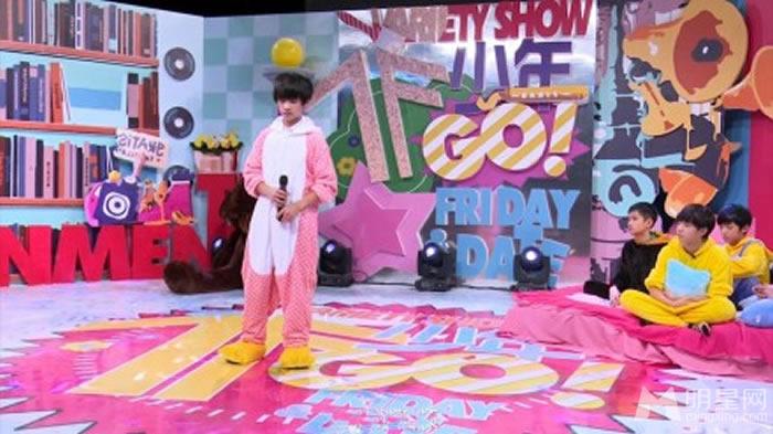 TFBOYS易烊千玺翻唱《红豆》现场_图-6