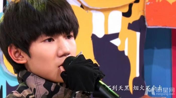 TFBOYS王源迷彩服深情演唱《她说》_图-8