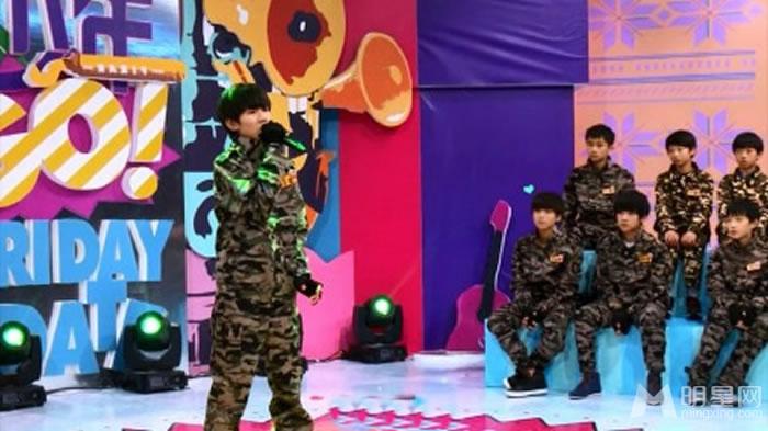 TFBOYS王源迷彩服深情演唱《她说》_图-5