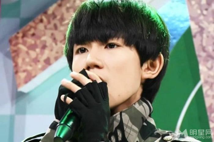 TFBOYS王源迷彩服深情演唱《她说》_图-9
