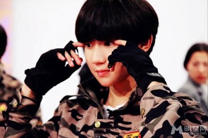 TFBOYS王源迷彩服深情演唱《她说》_图-2