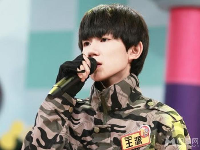 TFBOYS王源迷彩服深情演唱《她说》_图-7