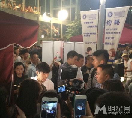 EXO张艺兴上海录制《极限挑战》亲自喂粉丝食物_图-9