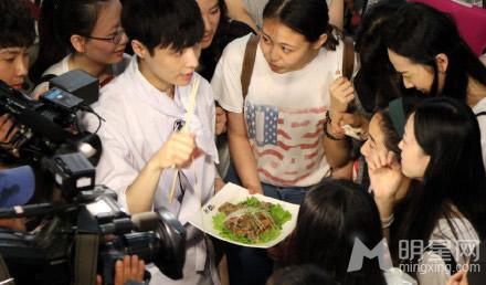 EXO张艺兴上海录制《极限挑战》亲自喂粉丝食物_图-8