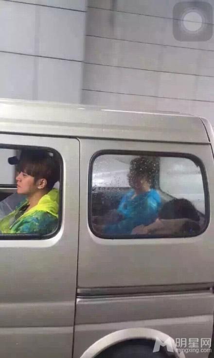 EXO张艺兴上海录制《极限挑战》亲自喂粉丝食物_图-5