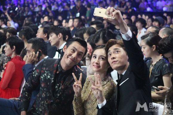 杨幂2014金鹰节图片金色长裙夺人眼目_图-20