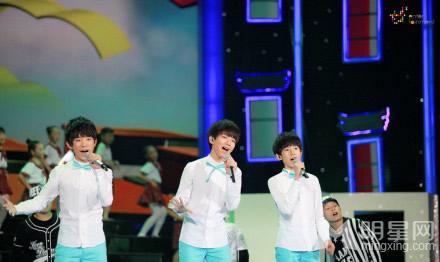 TFBOYS参加活动并与朗朗合影微笑甜美_图-1