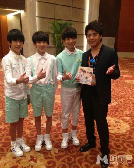 TFBOYS参加活动并与朗朗合影微笑甜美_图-4