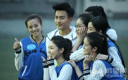 《校花与学神》刘恺威高清剧照与校园美女合影_图-9