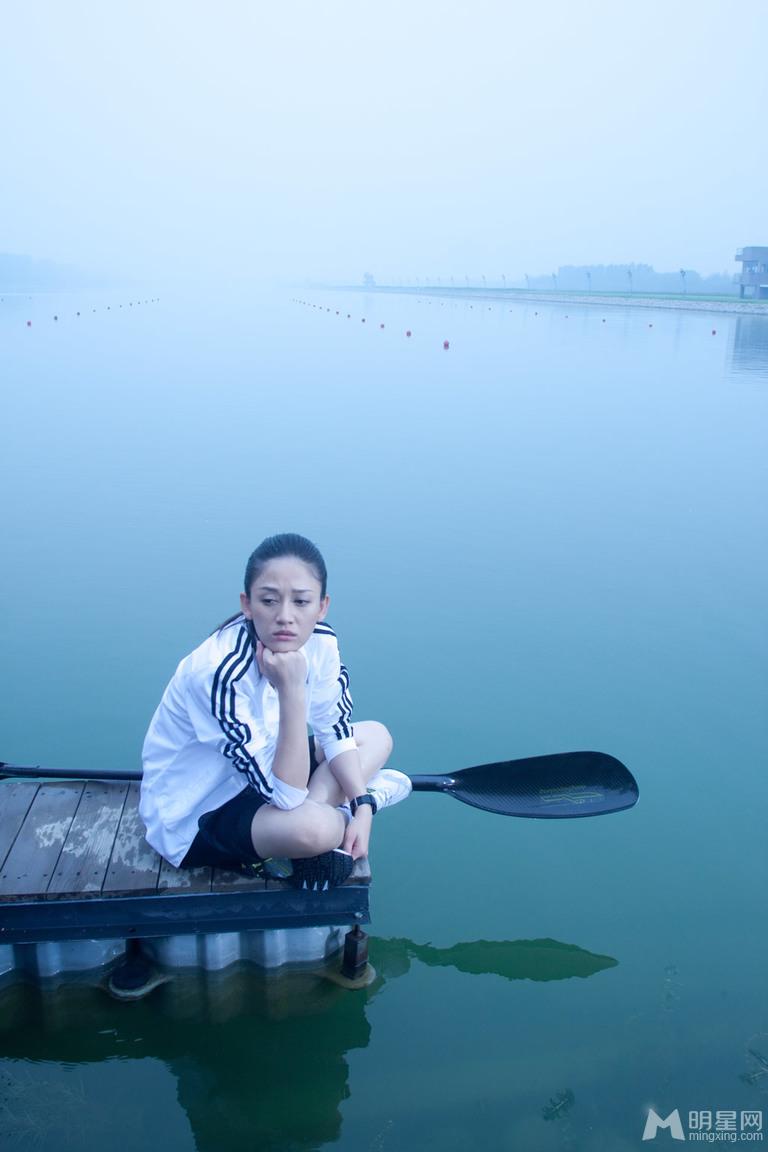 《激浪青春》陈乔恩开挂练魔鬼腹肌变身麻辣女教师_图-8
