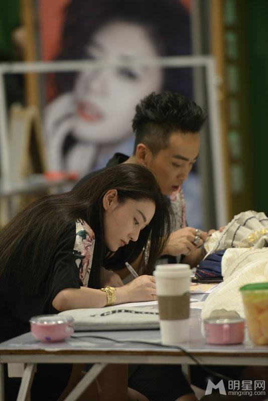 张馨予为《女神的新衣》设计服装神态认真乐在其中_图-8