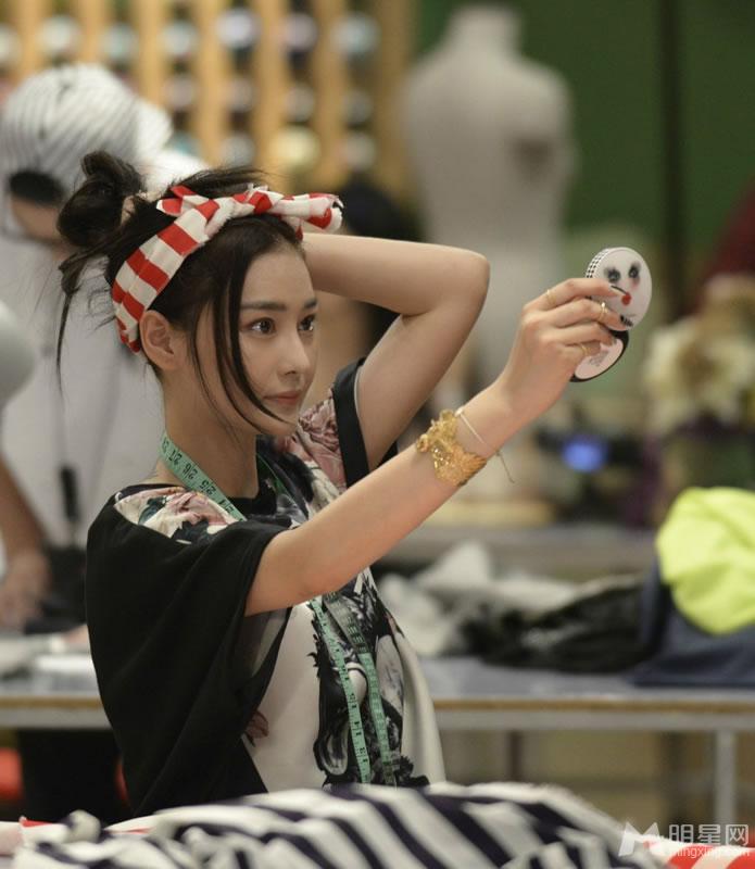 张馨予为《女神的新衣》设计服装神态认真乐在其中_图-11