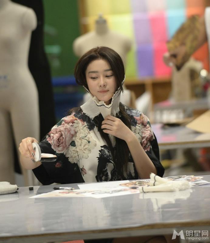 张馨予为《女神的新衣》设计服装神态认真乐在其中_图-6