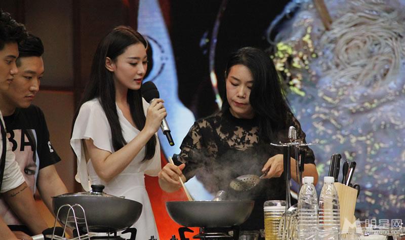 2014年8月《天天向上》张馨予携母登荧屏_图-6
