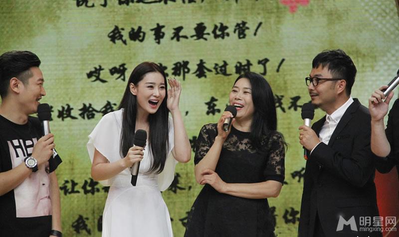 2014年8月《天天向上》张馨予携母登荧屏_图-1