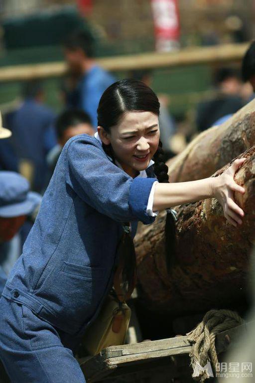 《北京时间》陈乔恩变身工装女神在现浪漫青春_图-6
