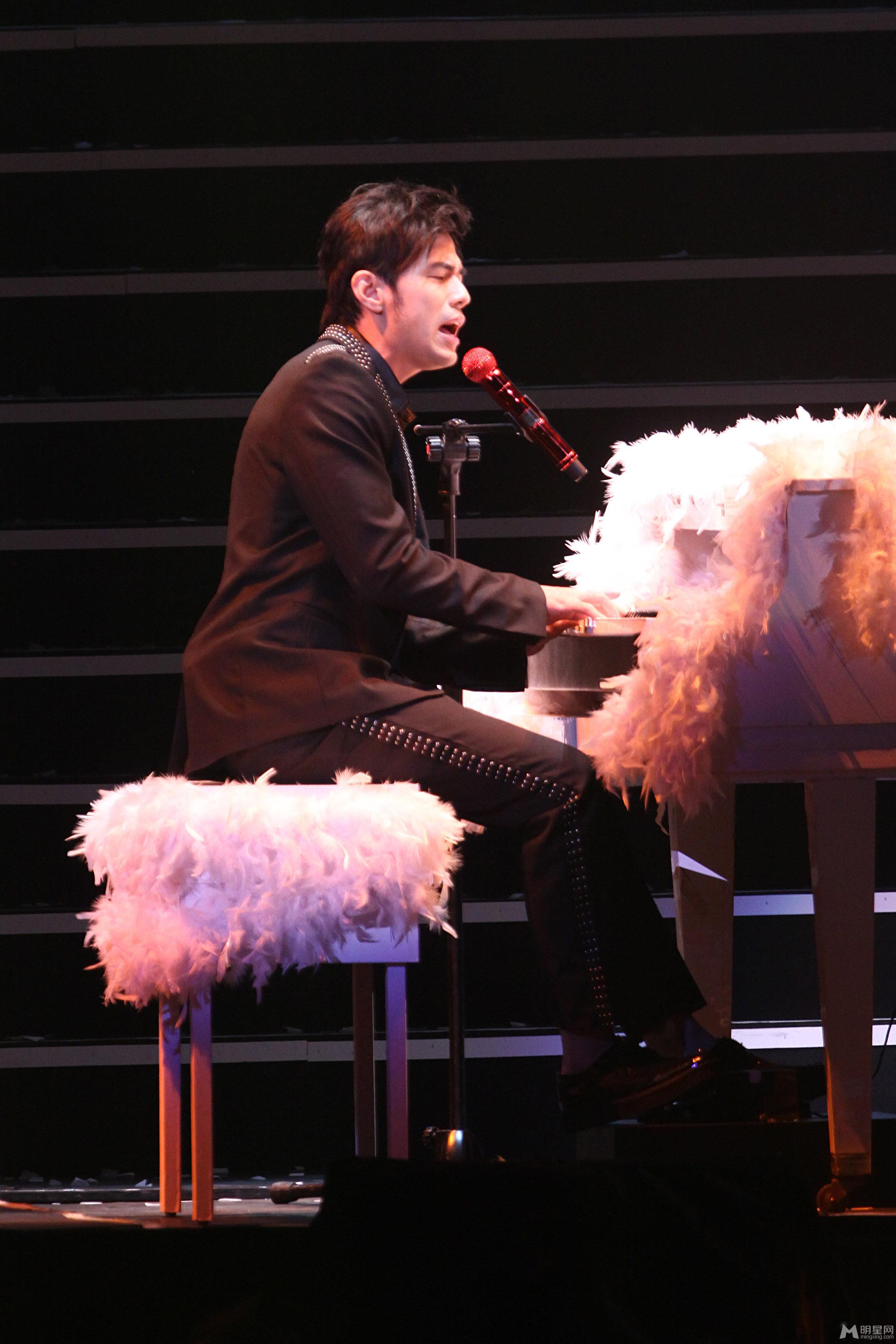 周杰伦2013邓丽君纪念演唱会现场图片_图-5