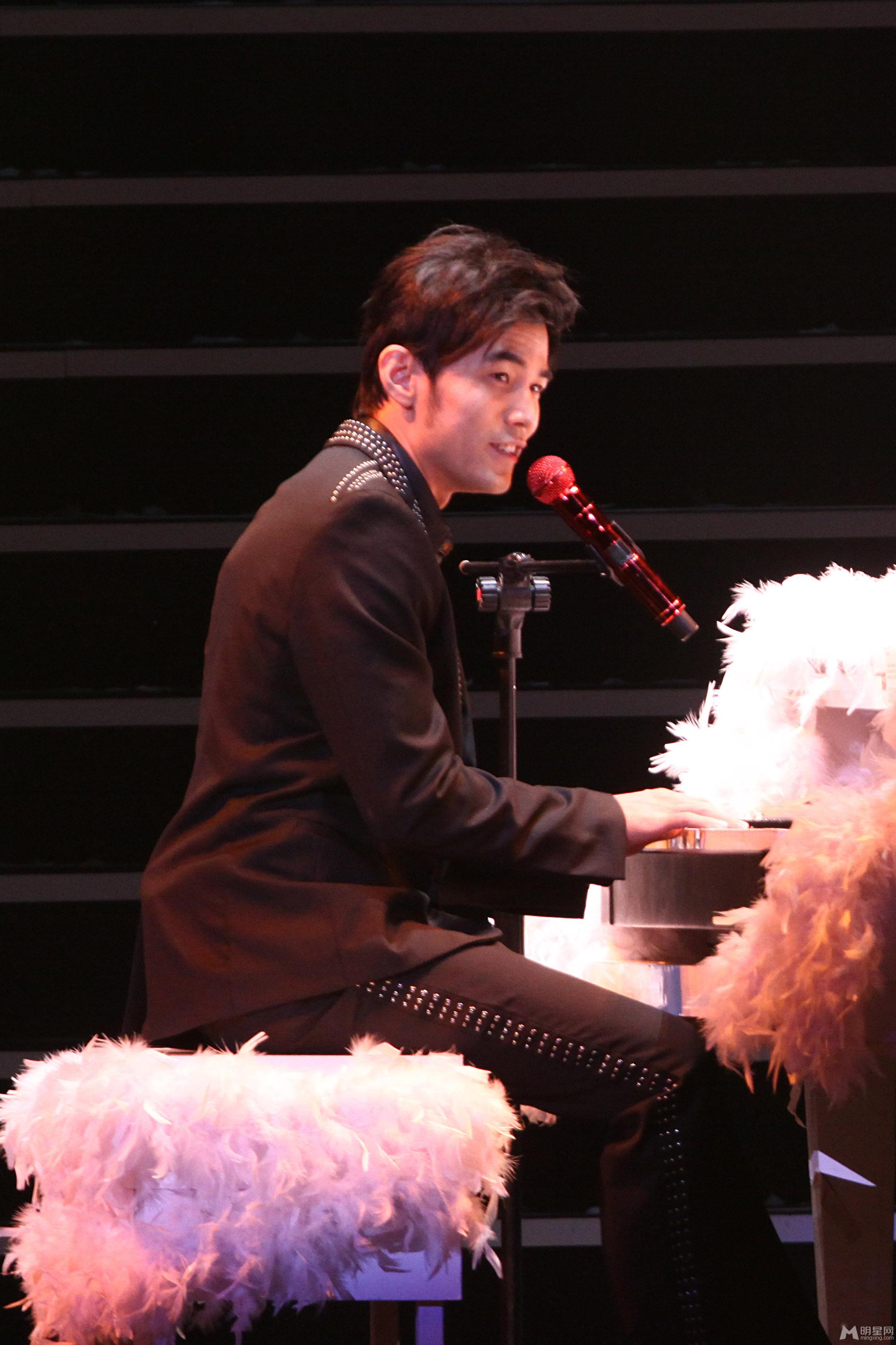 周杰伦2013邓丽君纪念演唱会现场图片_图-1