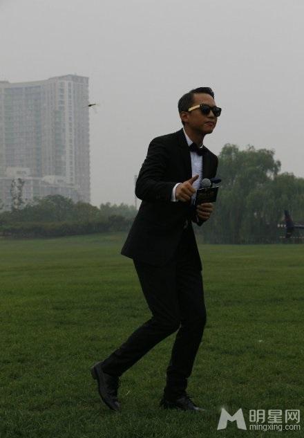 《恶棍天使》拍摄花絮邓超俞白眉玩直升机空降_图-17