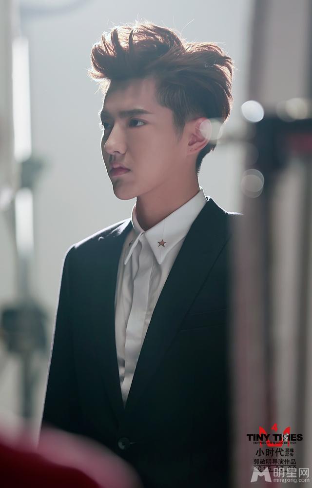 吴亦凡版《时间煮雨》新版MV时代姐妹花身穿校服_图-4