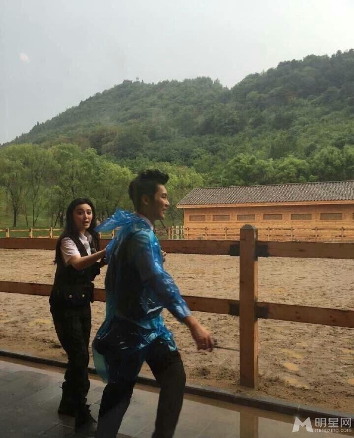 李晨范冰冰牵手录节目秀甜蜜上演偶像剧情节_图-3